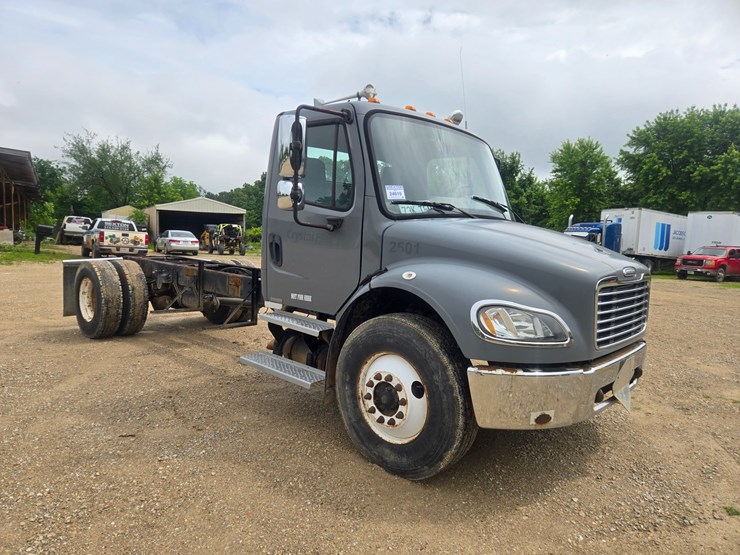 2005-freightliner-m2-106-image-23