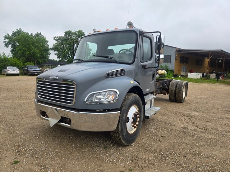 2005-freightliner-m2-106-image-3