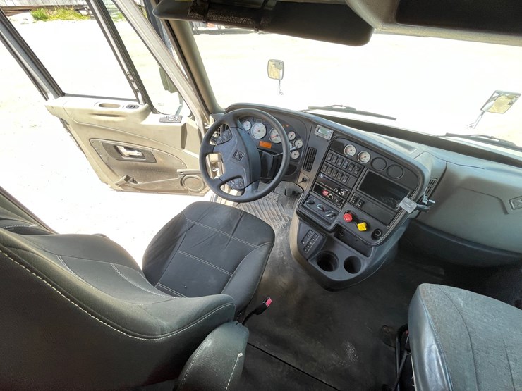 #304-•-2016-international-semi-tractor-(has-wi-title)-(denmark,wi)-image-65