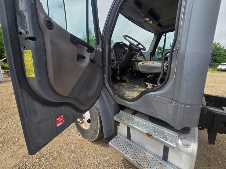 2005-freightliner-m2-106-image-48