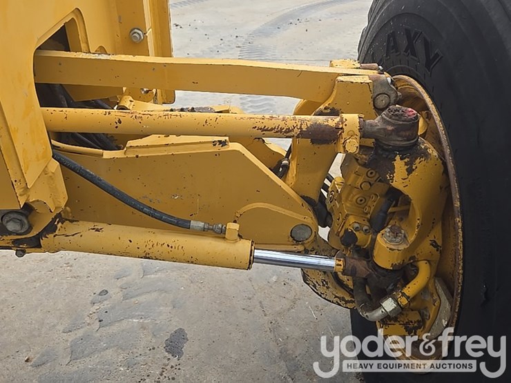 2011-deere-772g-image-21