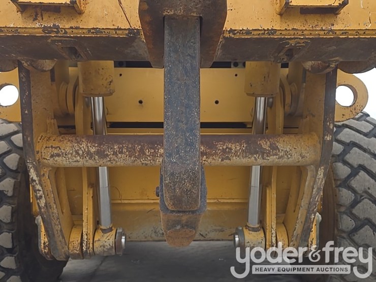 2011-deere-772g-image-31