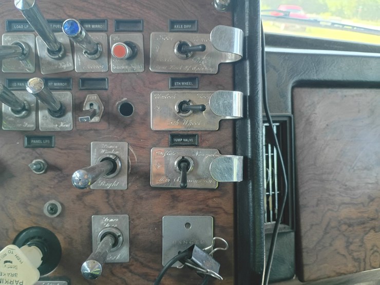 1998-peterbilt-379-image-55