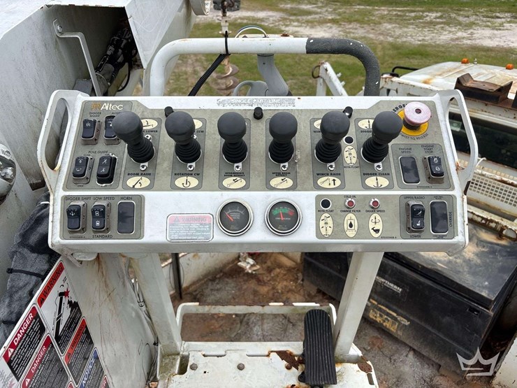 2014-freightliner-m2-106-image-27