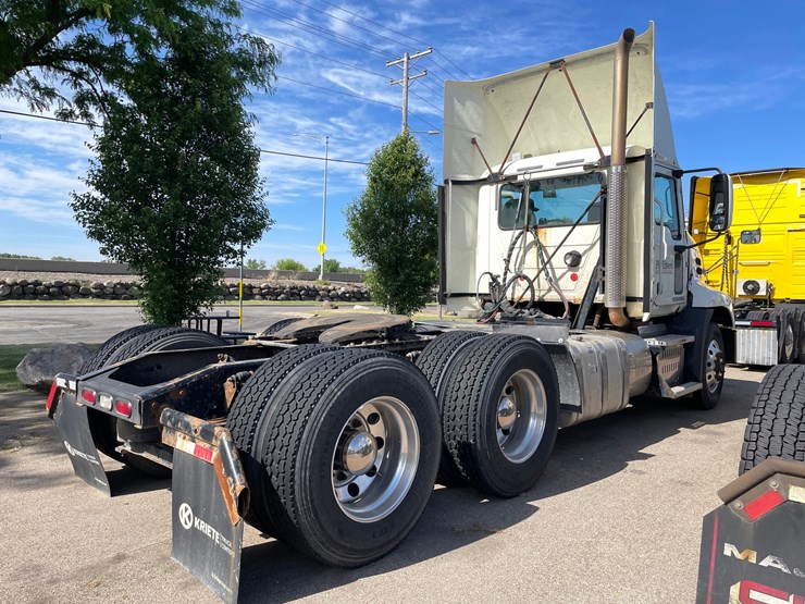 #300-•-2016-mack-day-cab-semi-tractor-(wi-title)-(monona,-wi)-image-4