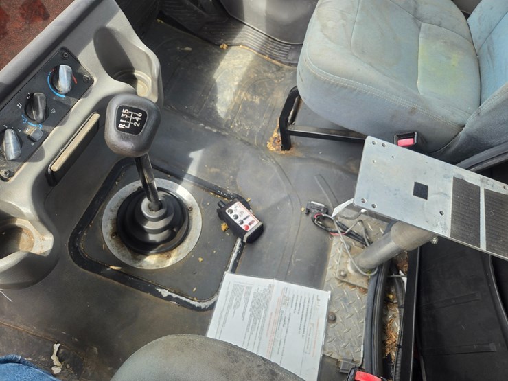 2005-freightliner-m2-106-image-56