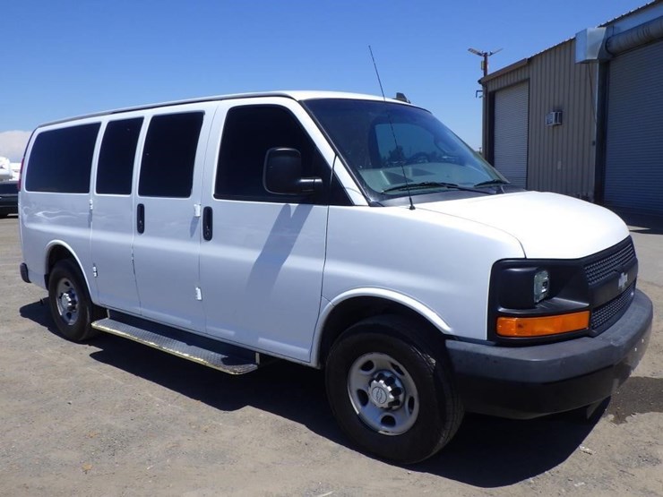 2016-chevrolet-express-3500-image-2