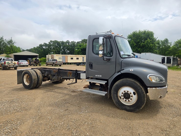2005-freightliner-m2-106-image-22