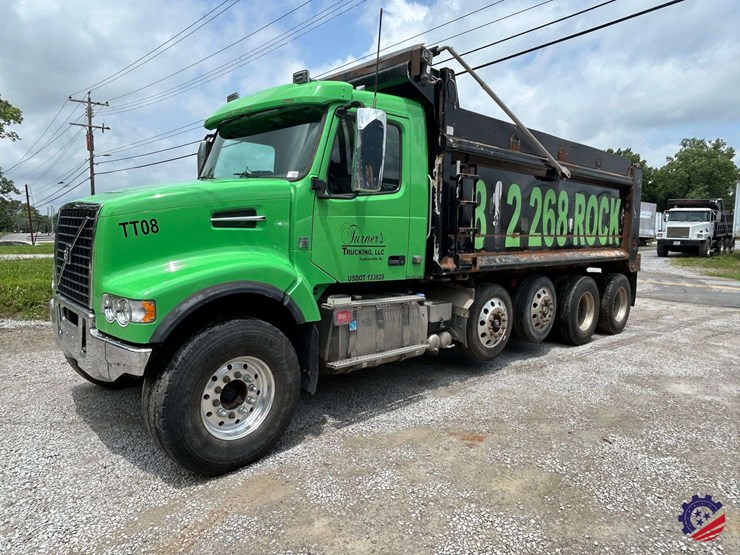 2016-volvo-vhd104b200-image-1