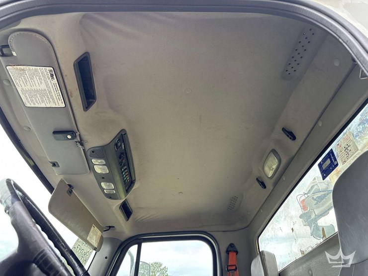 2014-freightliner-m2-106-image-67