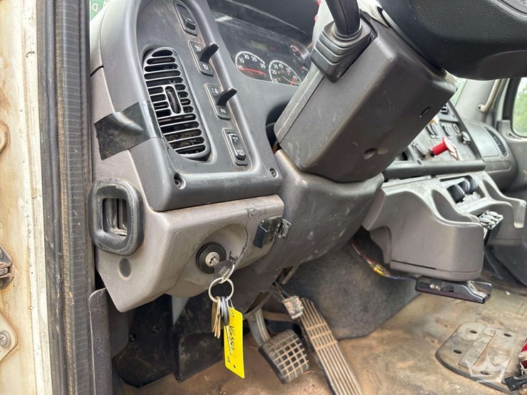 2014-freightliner-m2-106-image-55