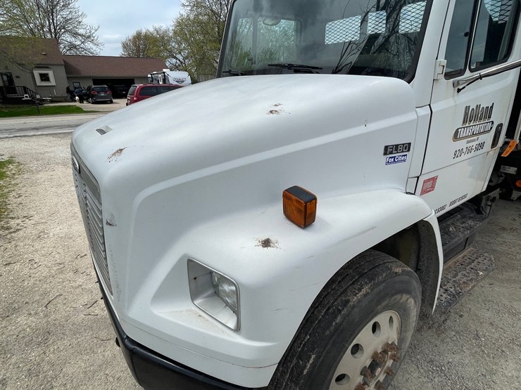 2002-freightliner-fl80-image-10