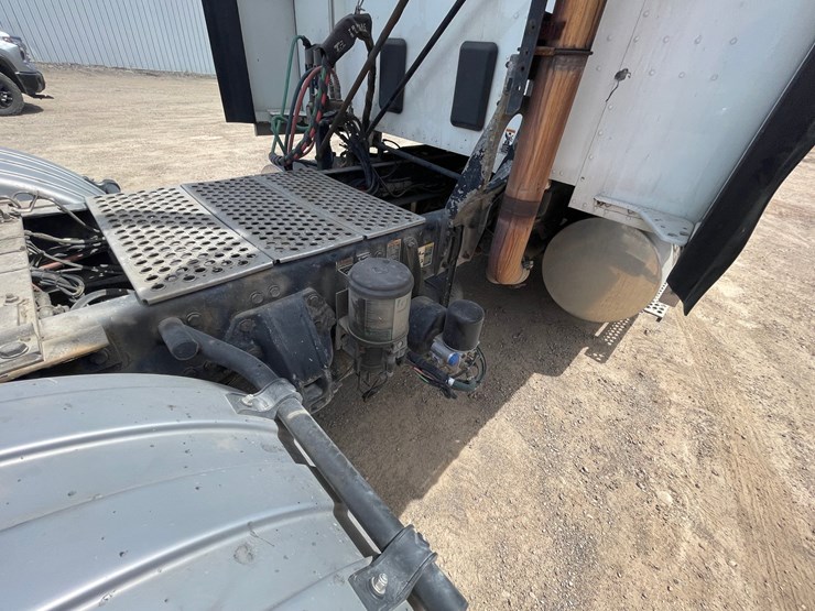 2016-kenworth-t680-image-37