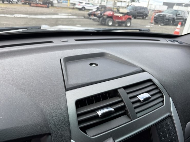 2015-ford-explorer-image-34