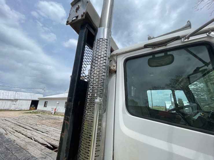 2002-freightliner-fl80-image-35