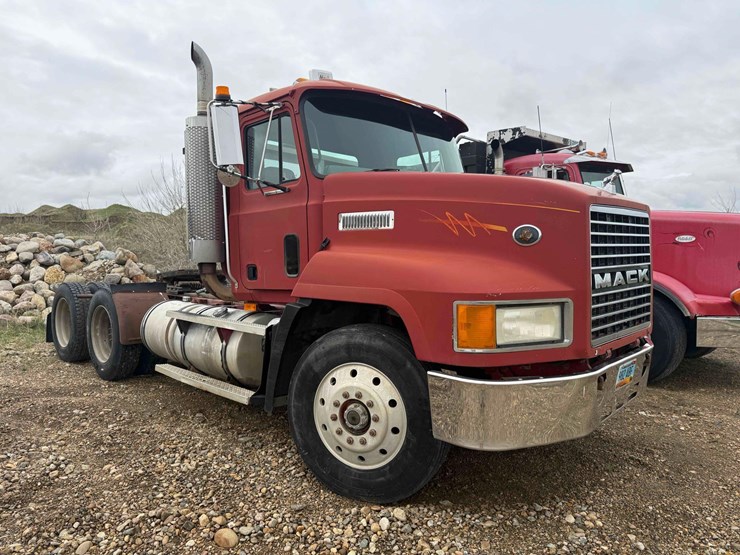 2000-mack-semi-image-2