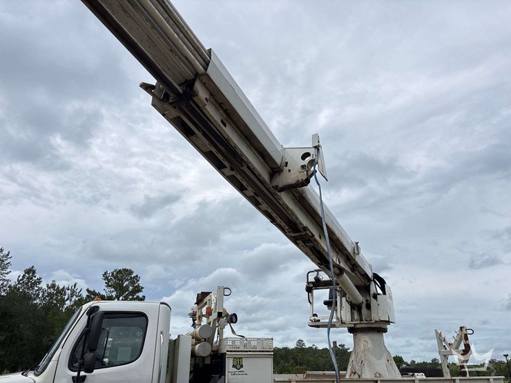 2014-freightliner-m2-106-image-13