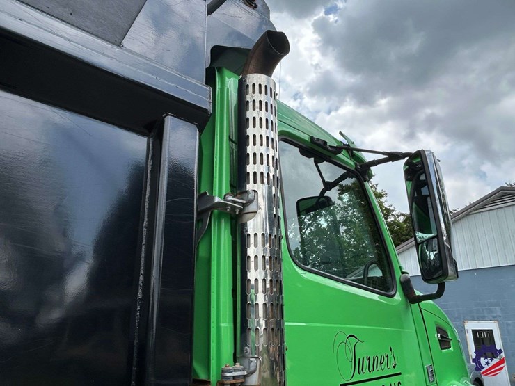 2016-volvo-truck-vhd-quad-axle-dump-truck-image-45