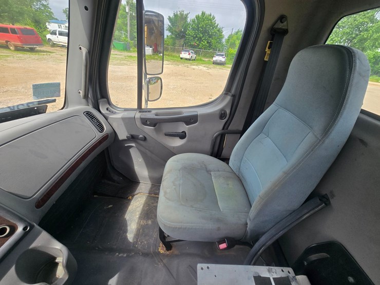2005-freightliner-m2-106-image-54