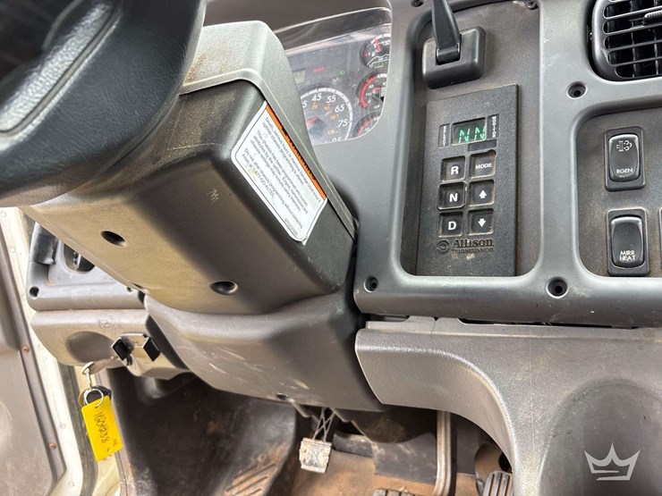 2014-freightliner-m2-106-image-56