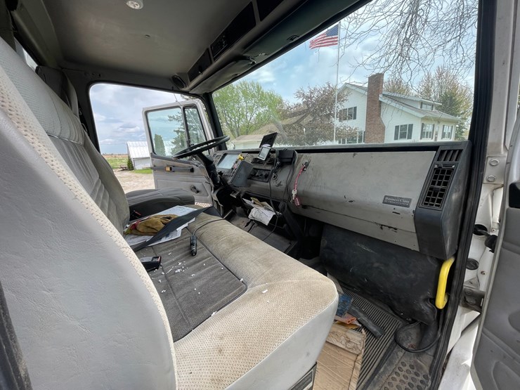 2002-freightliner-fl80-image-41