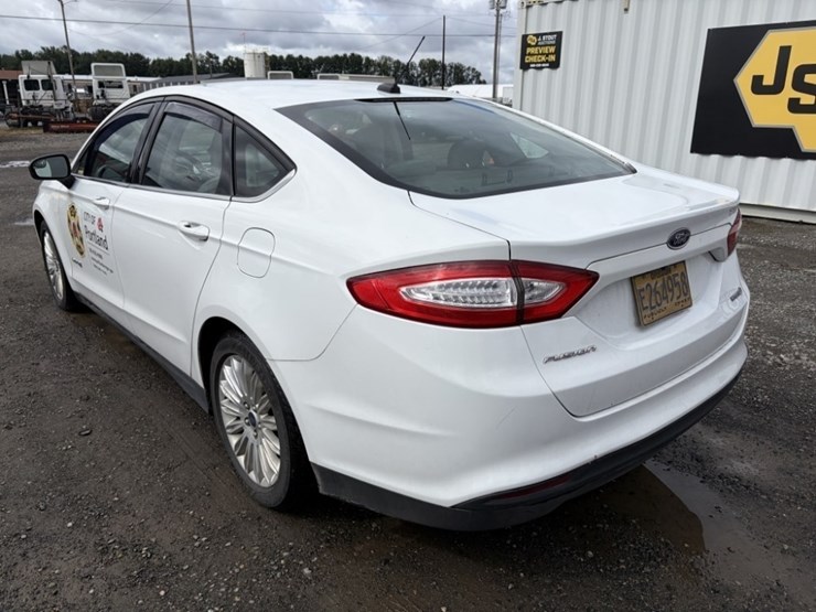2015-ford-fusion-hybrid-sedan-image-6