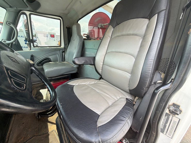 2004-international-durastar-4300-image-13