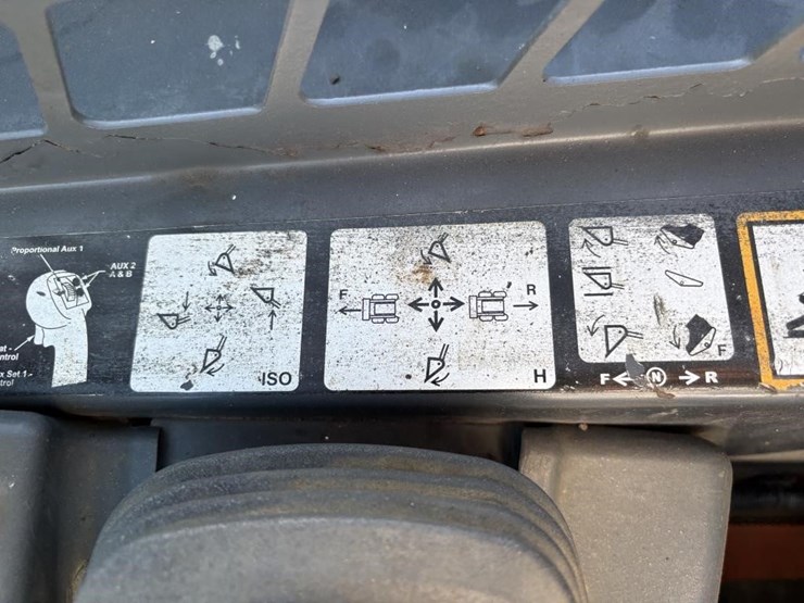 2018-deere-323e-image-25