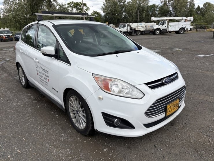 2016-ford-c-max-sel-hybrid-sedan-image-2