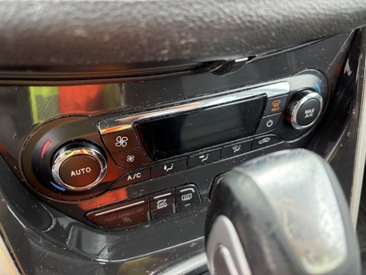 2016-ford-c-max-sel-hybrid-sedan-image-31
