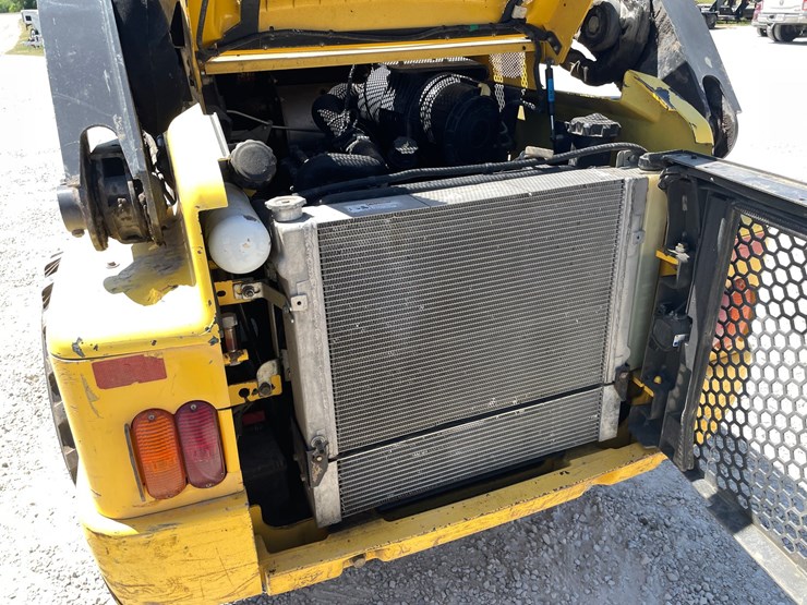 2012-new-holland-l225-image-21