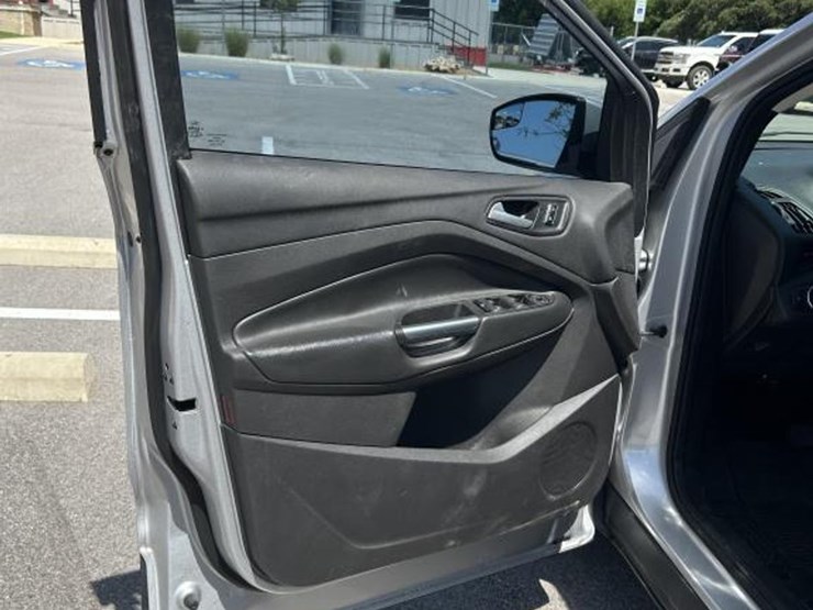 2015-ford-escape-se-image-12