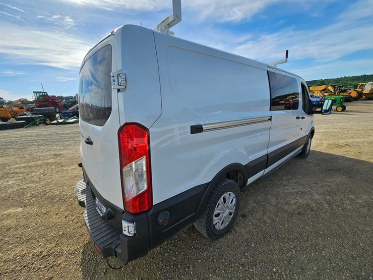 2017-ford-cargo-image-5