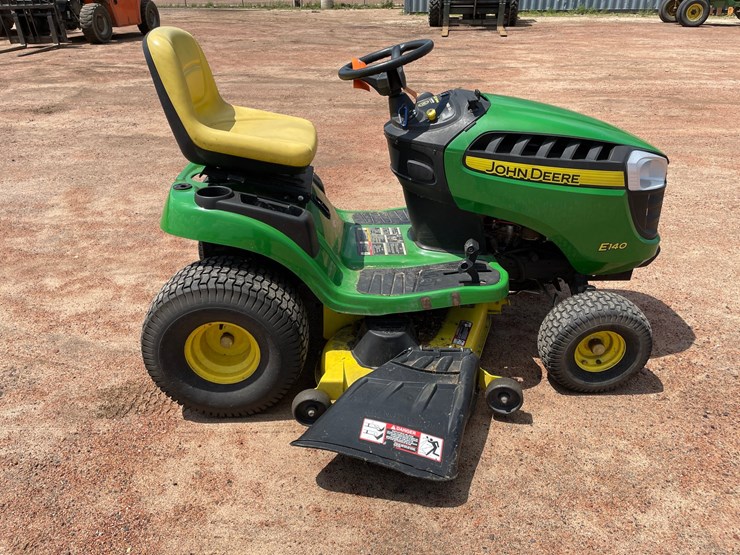 john-deere-e140-image-4