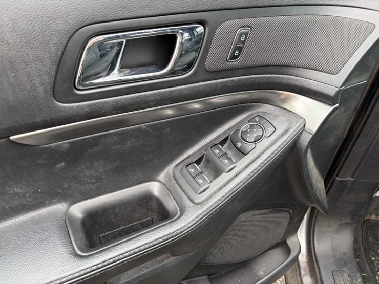 2017-ford-explorer-image-26