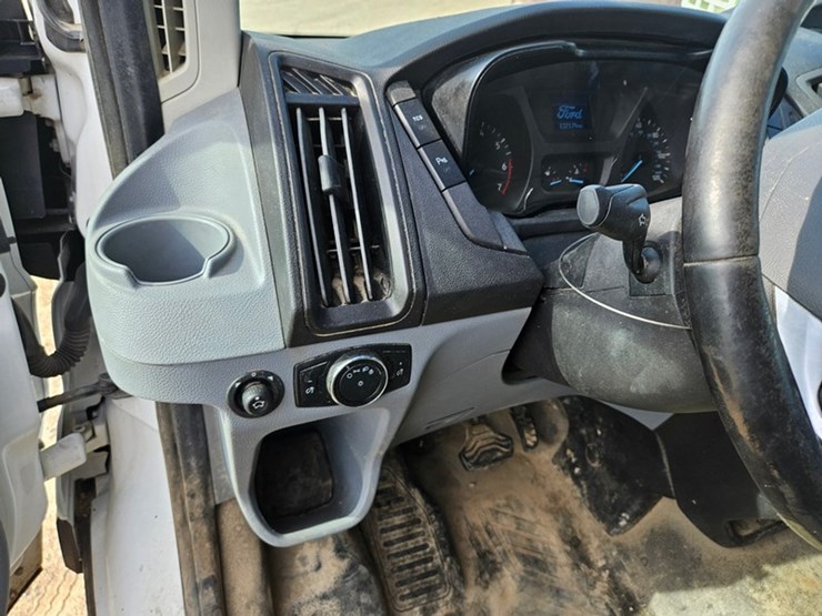 2017-ford-cargo-image-23