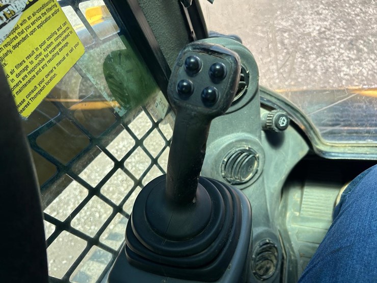 2017-caterpillar-249d-image-25
