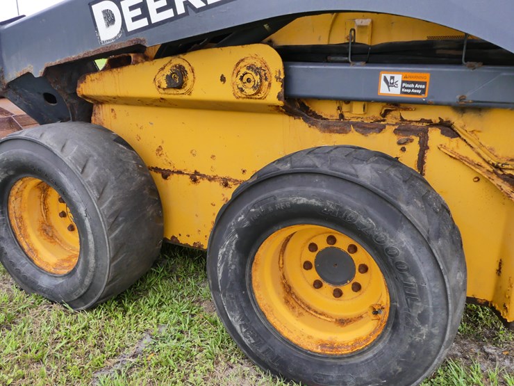 2017-deere-332g-image-10