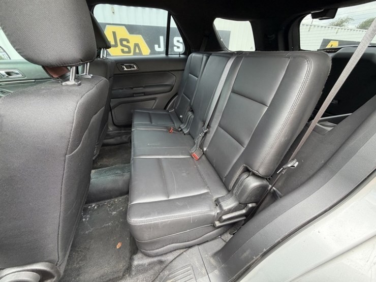 2015-ford-explorer-image-23