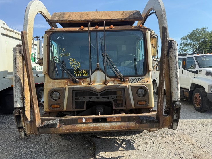 #7-•-2015-mack-heil-front-loader-image-2