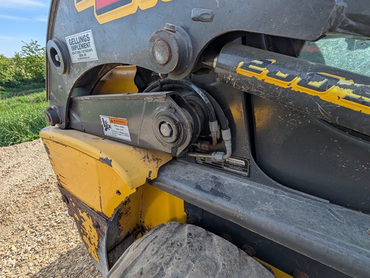 #5455-•-new-holland-218-skid-loader-image-4