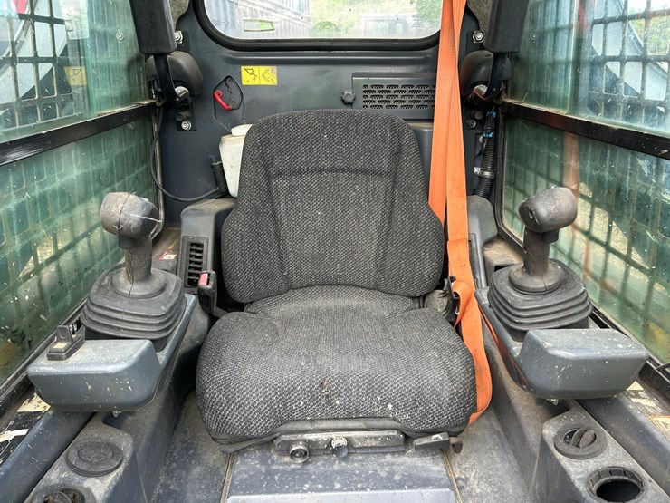 2018-deere-317g-image-19