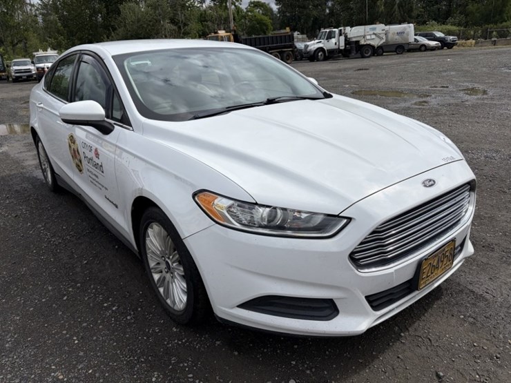 2015-ford-fusion-hybrid-sedan-image-2