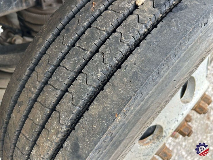 2016-volvo-vhd104b200-image-13