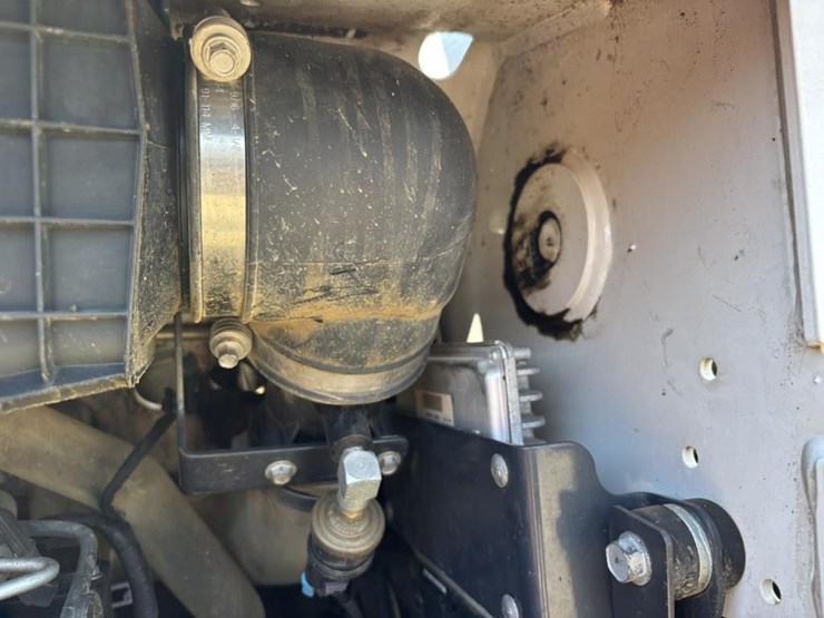 2019-bobcat-t595-image-40