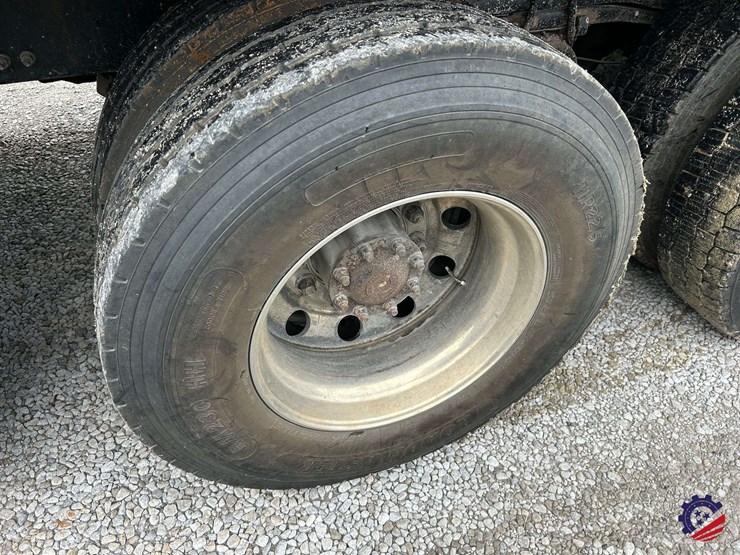 2016-volvo-vhd104b200-image-16