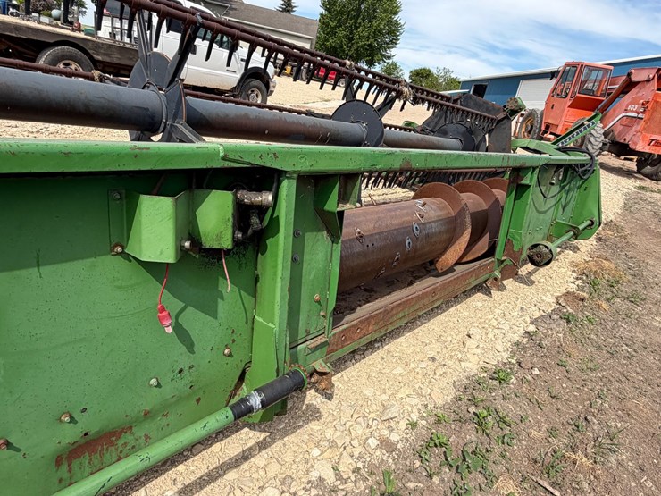john-deere-220-image-8