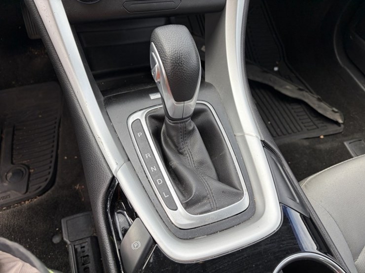 2015-ford-fusion-hybrid-sedan-image-29