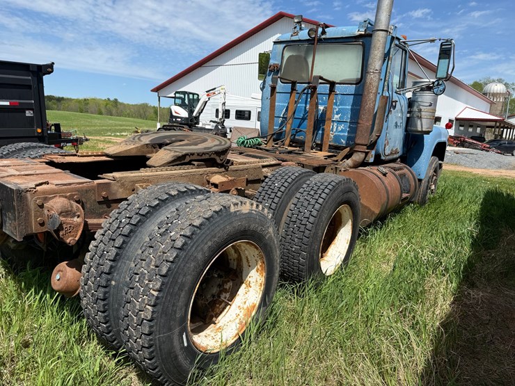 1984-mack-r686st-image-26