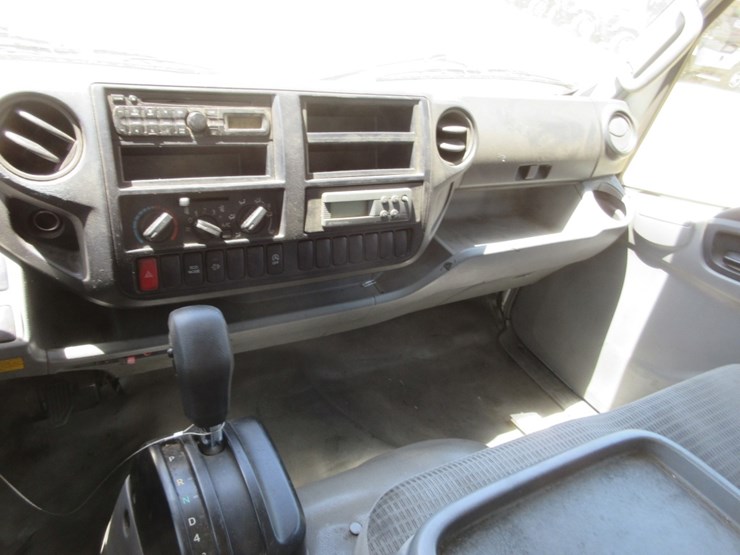 2015-hino-195h-image-8